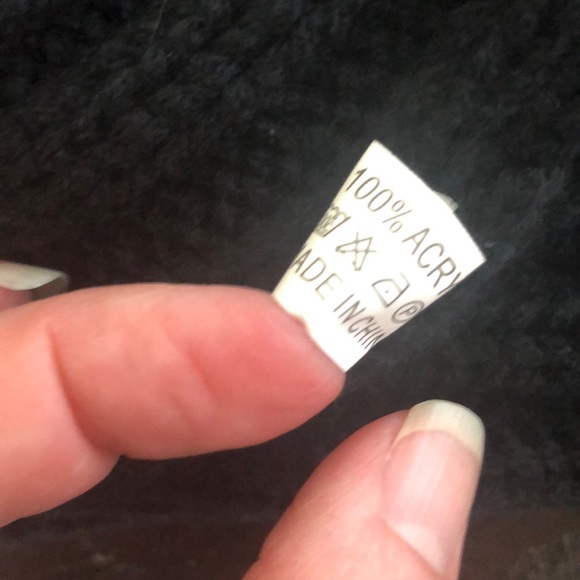 Adorable Black beanie hat with faux fur Pom Pom❄️ - Picture 4 of 4